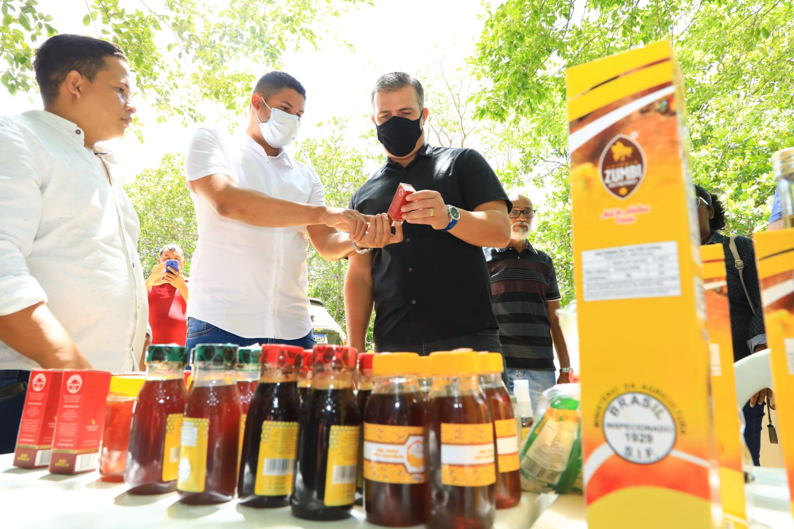 Maykon Beltrão conhece os produtos apícolas de Roteiro. Imagens por Raúl Plácido/Ascom Seagri-AL